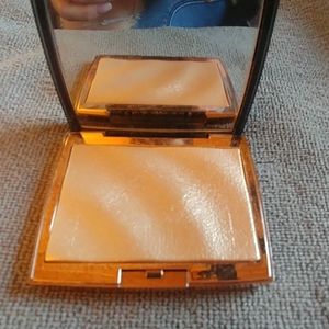 Anastasia Amrezy highlighter